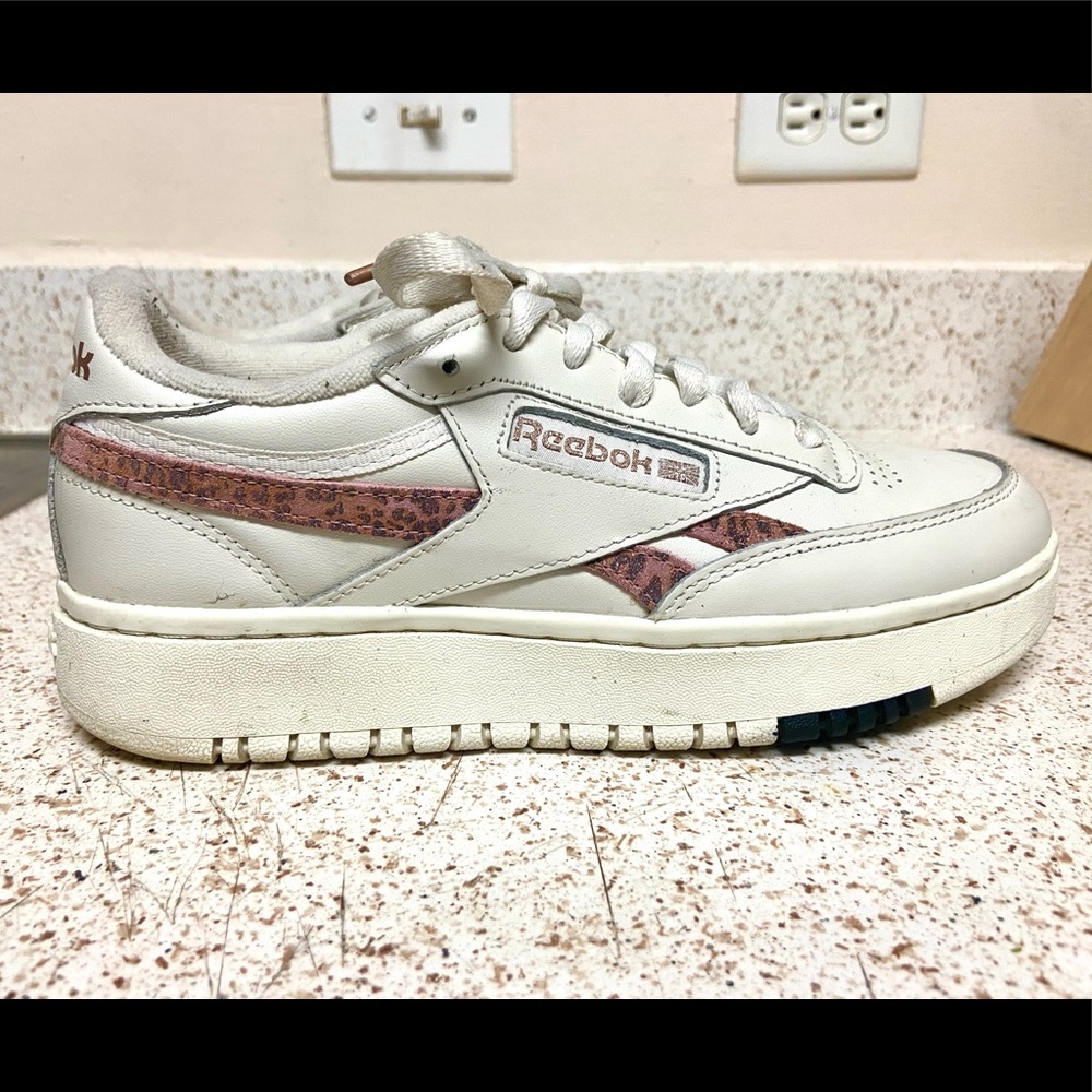 Reebok CLUB C DOUBLE SNEAKER- WOMEN'S size 8.